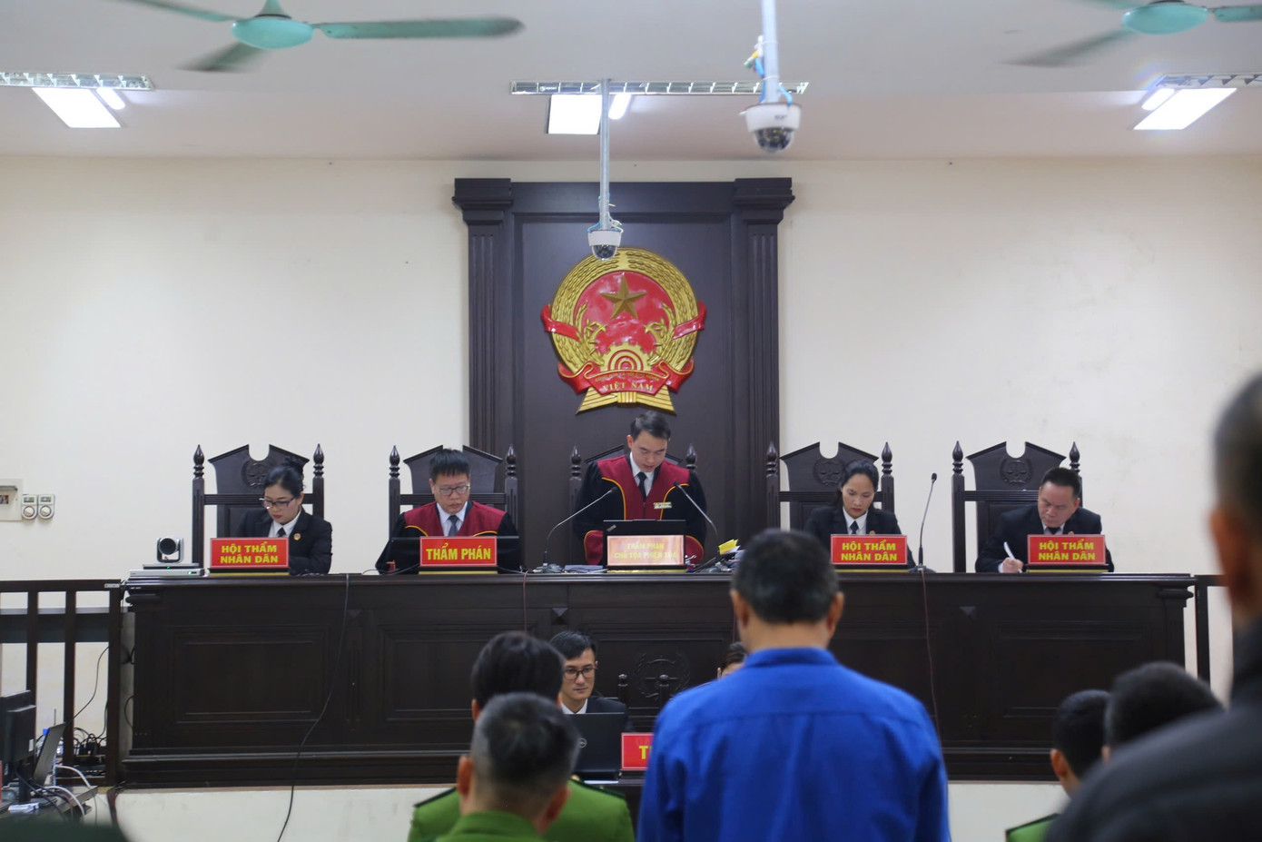 5 bị cáo trong vụ án “Cưỡng đoạt tài sản” và “Lợi dụng chức vụ, quyền hạn gây ảnh hưởng đối với người khác để trục lợi”.