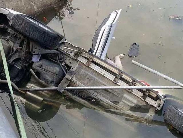 Chiếc xe ô tô tại hiện trường.