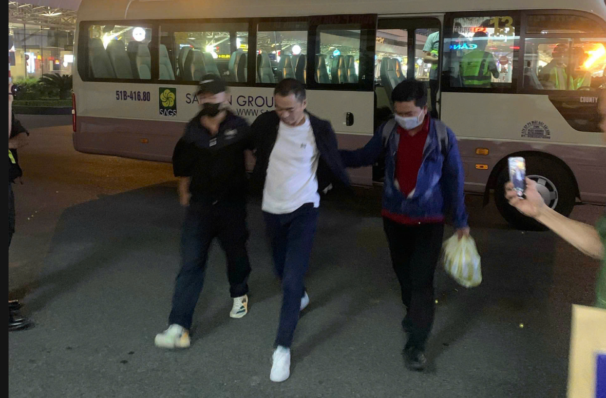 Cảnh sát khống chế đối tượng trộm cắp tại sân bay.