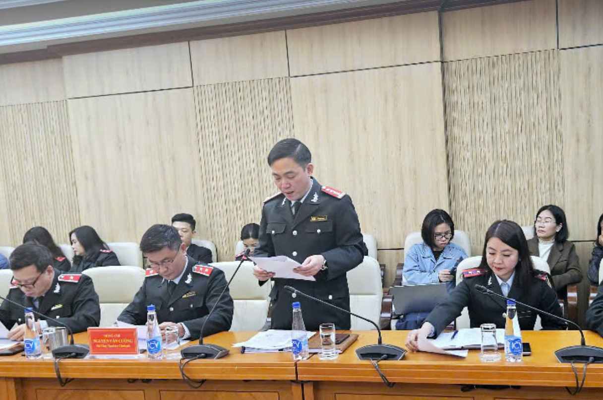 Ông Ngô Đình Long, Phó Vụ trưởng Vụ III của Thanh tra Chính phủ, làm Trưởng đoàn, công bố Quyết định thanh tra. Ông Ngô Đình Long, Phó Vụ trưởng Vụ III của Thanh tra Chính phủ, làm Trưởng đoàn, công bố Quyết định thanh tra.