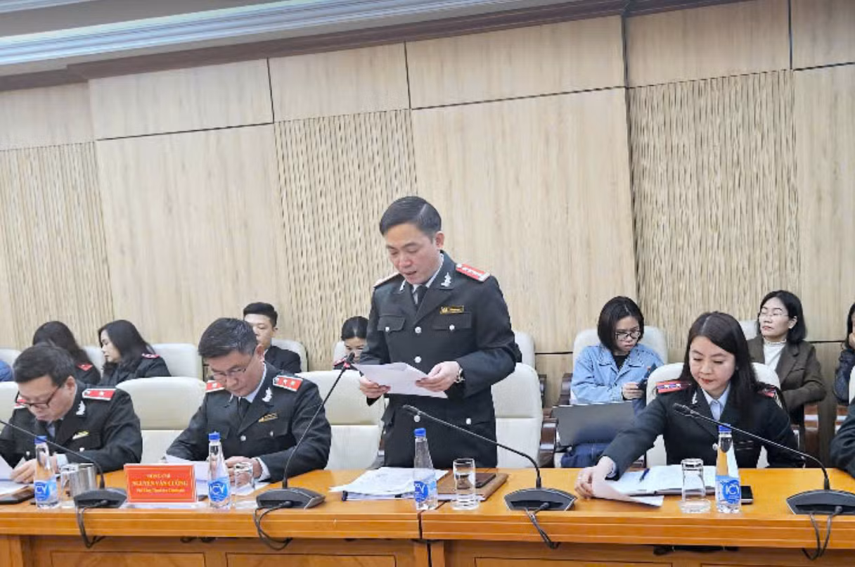 Ông Ngô Đình Long, Phó Vụ trưởng Vụ III của Thanh tra Chính phủ, làm Trưởng đoàn, công bố Quyết định thanh tra.