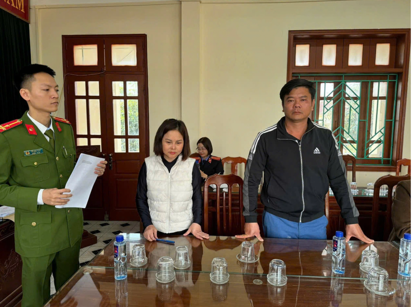 Cơ quan cảnh sát điều tra đọc các quyết định khởi tố Bùi Mạnh Cường và các đồng phạm hoạt động mua bán trái phép hóa đơn, chứng từ. Ảnh: CACC.