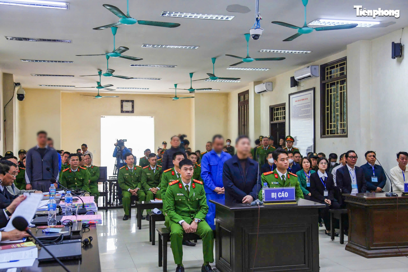 Bị cáo Lưu Bình Nhưỡng (đứng giữa) đến hầu toà trong trang phục áo đen. Ông Nhưỡng bị truy tố về hai tội danh “Cưỡng đoạt tài sản” và “Lợi dụng chức vụ, quyền hạn trong khi thi hành công vụ”.