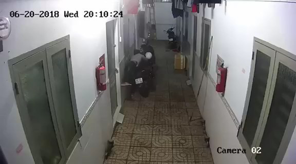 Táo tợn trộm xe máy giữa khu trọ đông người ảnh 2