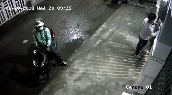 Táo tợn trộm xe máy giữa khu trọ đông người ảnh 1