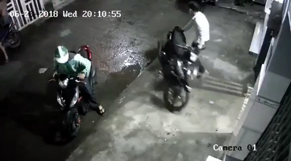 Táo tợn trộm xe máy giữa khu trọ đông người ảnh 4