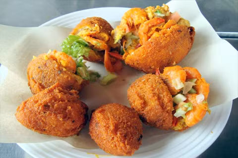 Đến từ miền đông bắc vùng đất của ‘những mùa hè vĩnh cửu', Acarajé và vatapá là 2 món ăn đường phố nổi tiếng ở Brazil. Acaraje được người Brazil yêu thích như người Mỹ thích bánh mỳ kẹp thịt. Người ta ngâm và tách vỏ đậu Fradinho, nấu nhừ và nghiền cùng tôm, hành, sau đó viên tròn và đem chiên. Acaraje thường ăn kèm với Vatapá, sốt gồm dầu Dende, nước dừa, cá thêm ớt, tỏi và đinh hương, đặc biệt có bột sắn tạo độ sệt. Đến từ miền đông bắc vùng đất của ‘những mùa hè vĩnh cửu', Acarajé và vatapá là 2 món ăn đường phố nổi tiếng ở Brazil. Acaraje được người Brazil yêu thích như người Mỹ thích bánh mỳ kẹp thịt. Người ta ngâm và tách vỏ đậu Fradinho, nấu nhừ và nghiền cùng tôm, hành, sau đó viên tròn và đem chiên. Acaraje thường ăn kèm với Vatapá, sốt gồm dầu Dende, nước dừa, cá thêm ớt, tỏi và đinh hương, đặc biệt có bột sắn tạo độ sệt