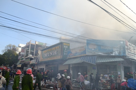 Người dân khuân vác đồ đạc ra khỏi đám cháy