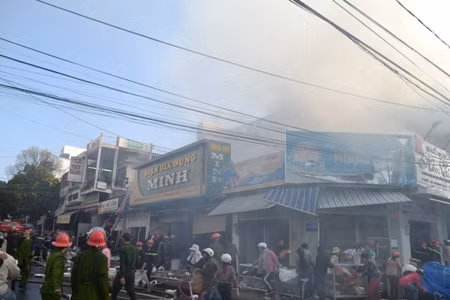 Người dân khuân vác đồ đạc ra khỏi đám cháy