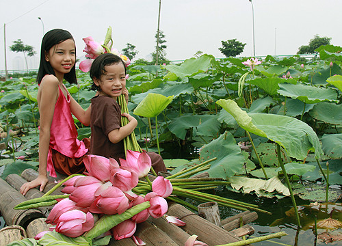 Đức Anh và Minh Châu thật duyên dáng Gia Hân và Tranh Linh tung tăng đi qua cầu Đức Anh và chị gái Trang Linh Ngọc Ánh và em trai cùng tạo dáng Thanh Sơn đáng yêu không nào? Đức Anh có gương mặt và nụ cười thật sáng Minh Châu duyên dáng và đáng yêu Gia Hân rất tự tin và duyên dáng Khoảnh khắc hồn nhiên Đức Anh và Minh Châu thật duyên dáng Gia Hân và Tranh Linh tung tăng đi qua cầu Đức Anh và chị gái Trang Linh Ngọc Ánh và em trai cùng tạo dáng Thanh Sơn đáng yêu không nào? Đức Anh có gương mặt và nụ cười thật sáng Minh Châu duyên dáng và đáng yêu Gia Hân rất tự tin và duyên dáng Khoảnh khắc hồn nhiên