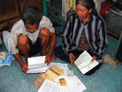 Vợ chồng ông Tô Kiến Đức ngày đêm chờ mong các con mình có giấy tờ tùy thân để bước vào đời. Ảnh: Hải Nam (Thanh Niên). Vợ chồng ông Tô Kiến Đức ngày đêm chờ mong các con mình có giấy tờ tùy thân để bước vào đời. Ảnh: Hải Nam (Thanh Niên)