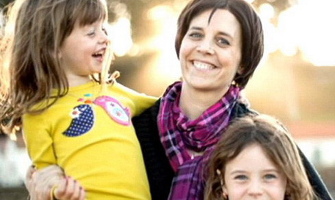 Bé Ava (trái) và Kenna bên mẹ - Ảnh: Daily Mail