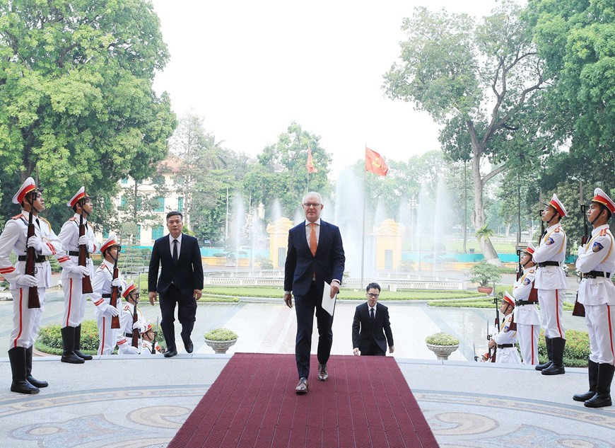 Đại sứ Estonia Hannes Hanso đến trình Quốc thư. (Ảnh: Thống Nhất/TTXVN) Đại sứ Estonia Hannes Hanso đến trình Quốc thư. (Ảnh: Thống Nhất/TTXVN)