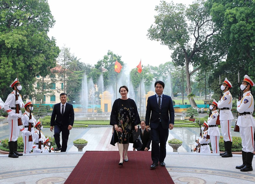 Đại sứ Slovenia Alenka Suhadolnik đến trình Quốc thư sang nhận nhiệm kỳ công tác tại Việt Nam. (Ảnh: Thống Nhất/TTXVN) Đại sứ Slovenia Alenka Suhadolnik đến trình Quốc thư sang nhận nhiệm kỳ công tác tại Việt Nam. (Ảnh: Thống Nhất/TTXVN)