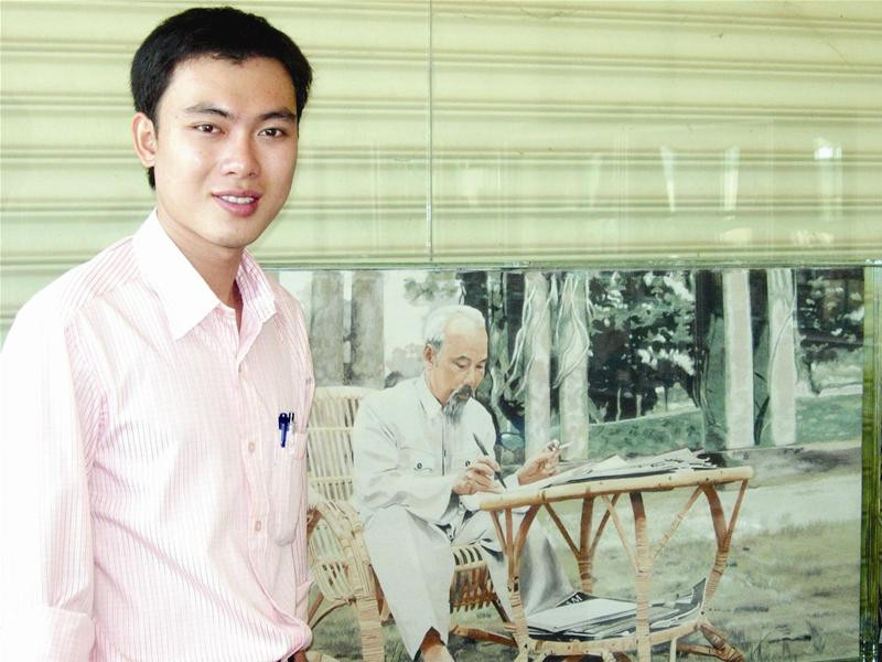 Đỗ Đặng Phi Long bên bức tranh cát Chân dung Chủ tịch Hồ Chí Minh