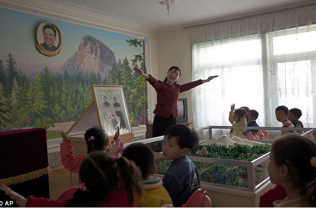 Môn lịch sử, các em được học về Chủ tịch Kim Jong Il, cuộc sống đưới ách đô hộ của Nhật Bản và Chiến tranh Triều Tiên.