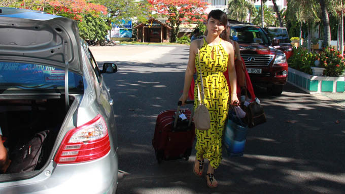 Thí sinh Hồ Hoàng Trâm Anh đón taxi ra sân bay. Ảnh: VĂN KỲ