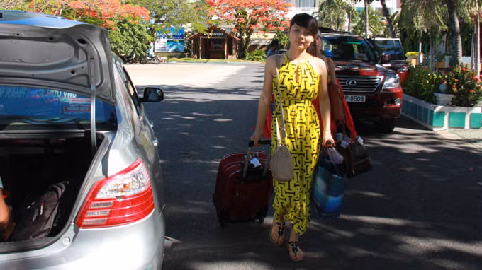 Thí sinh Hồ Hoàng Trâm Anh đón taxi ra sân bay. Ảnh: VĂN KỲ