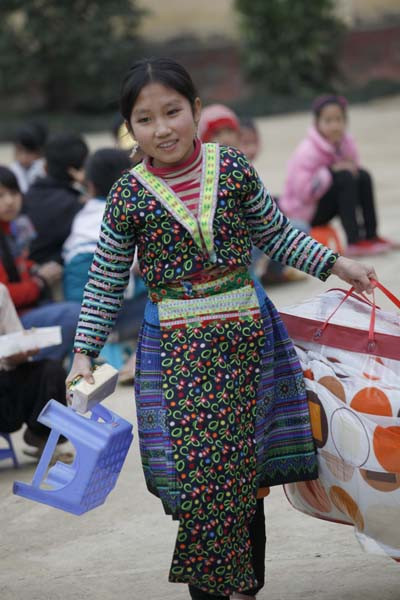 Niềm vui của Thào Thị Bầu, học sinh nội trú Trường THCS Hồng Ca sau khi nhận quà