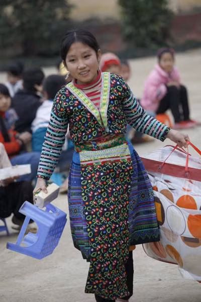 Niềm vui của Thào Thị Bầu, học sinh nội trú Trường THCS Hồng Ca sau khi nhận quà