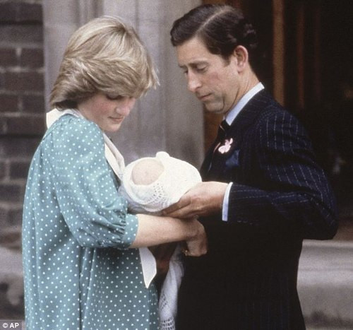 Công nương Diana và Thái tử Charles cùng ẵm Hoàng tử William trên tay hôm 22/6/1982, tức là một ngày sau khi đứa bé hoàng gia chào đời. Ảnh: AP