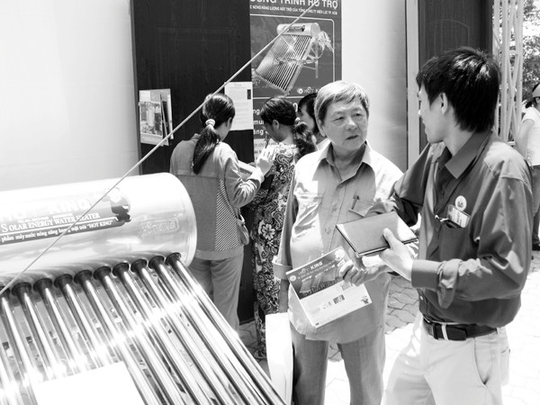 Khách hàng đang xem bình nước nóng năng lượng mặt trời. Khách hàng đang xem bình nước nóng năng lượng mặt trời