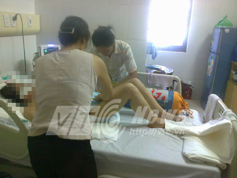 Nghề trông người ốm vất vả khi có việc, khi không có người thuê thì lang thang ngủ vạ vật bám viện. Ảnh: Nguyễn Tâm 