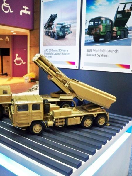 Mô hình hệ thống tên lửa SR5 Multiple-Launch của Trung Quốc trưng bày tại Pháp