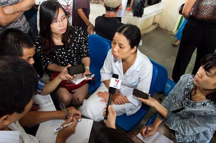 Chị Oanh “Hoài Đức” trong vòng vây của báo chí những ngày đầu khi vụ nhân bản kết quả xét nghiệm được đưa ra ánh sáng