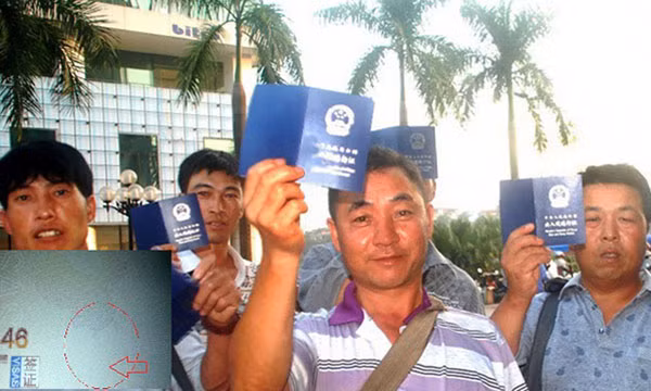 Đoàn khách du lịch Trung Quốc nhập cảnh vào Việt Nam tại cửa khẩu quốc tế Lào Cai chiều 23-11, trong số này có bốn hộ chiếu bị đóng dấu hủy vì có đường lưỡi bò 