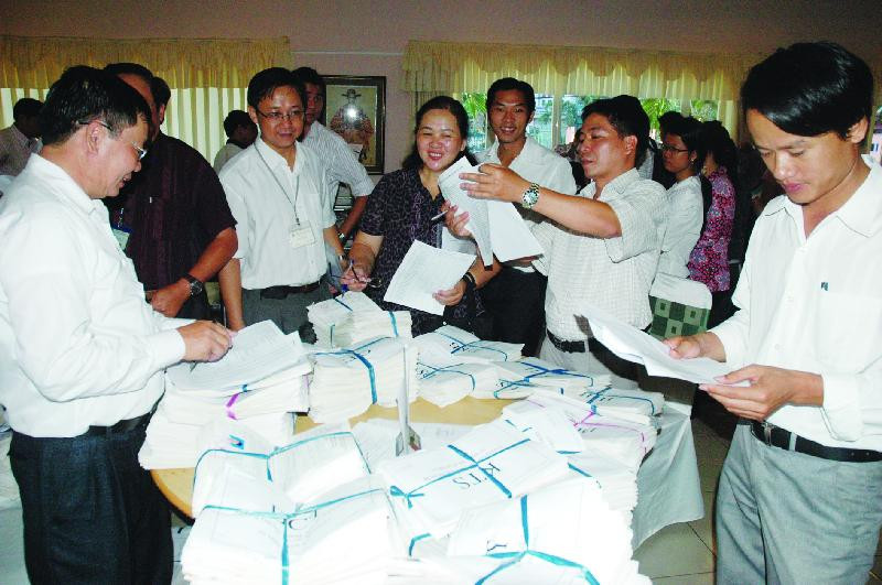 Các Sở GD&ĐT bàn giao hồ sơ thi ĐH, CĐ tại TPHCM sáng 7-5. Ảnh: Quang Phương. Các Sở GD&ĐT bàn giao hồ sơ thi ĐH, CĐ tại TPHCM sáng 7-5 Ảnh: Quang Phương