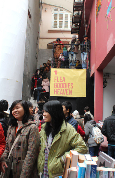 Tầng 2 là 'thiên đường' thời trang và các phụ kiện dành cho các bạn nữ