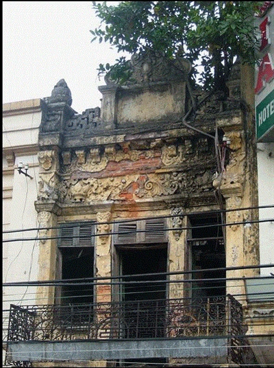 Ngôi nhà trước khi bị phá dỡ. Phía nóc phải ngôi nhà là cây đa mọc vắt vẻo