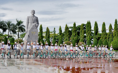 Các thí sinh tham gia hoạt động bên lề cuộc thi