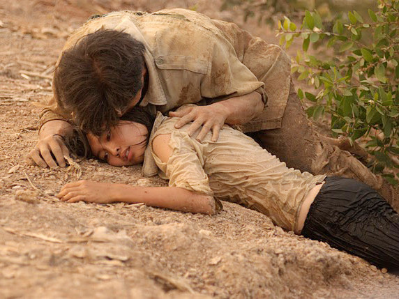 Ông Võ ôm lấy con, đau khổ tận cùng sau khi phải bất lực thấy con bị hãm hiếp.