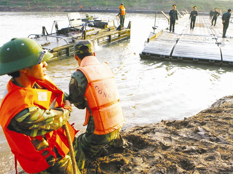 Lực lượng công binh kéo phao lắp cầu tại Võng La, Đông Anh - Ảnh: Hồng Vĩnh