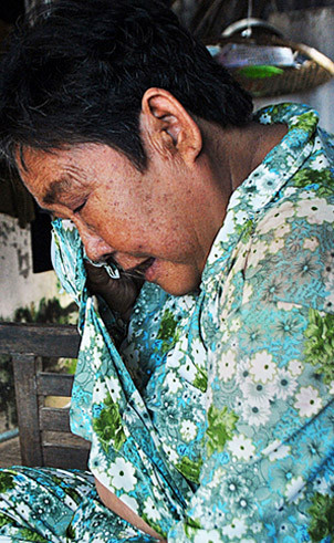 Bà Điệp lấy áo lau nước mắt khi nhớ quãng thời gian cơ cực. Bà Điệp lấy áo lau nước mắt khi nhớ quãng thời gian cơ cực