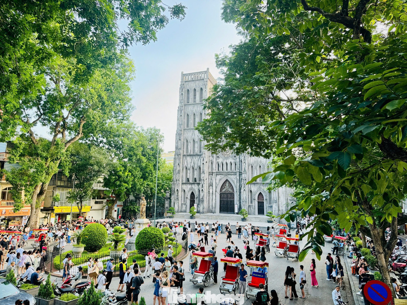 Nhà thờ lớn là điểm đến yêu thích của nhiều du khách. Ảnh: Trọng Tài.