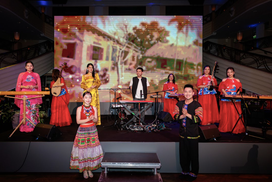 Tiết mục văn hóa nghệ thuật dân tộc được giới thiệu tới du khách quốc tế tại chương trình xúc tiến du lịch Việt Nam - châu Âu 2024. Ảnh: VNA.