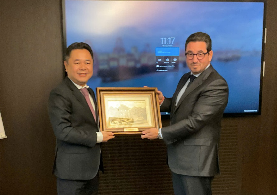 Phó Chủ tịch CMSC Nguyễn Ngọc Cảnh tặng Tổng Giám đốc Tập đoàn MSC Diego Aponte quà lưu niệm.