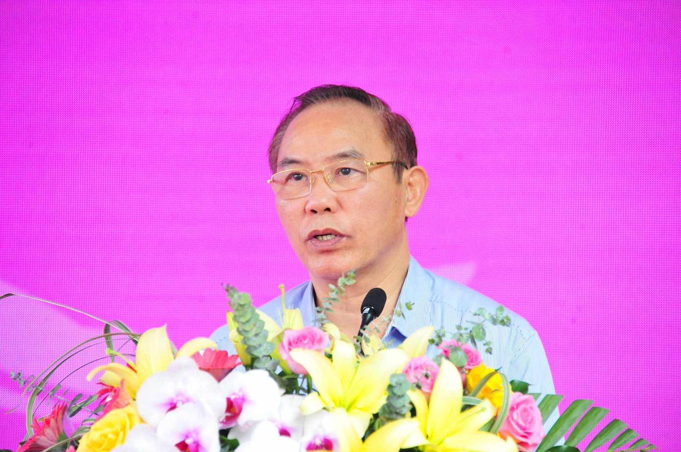 Thứ trưởng Bộ NN&PTNT Phùng Đức Tiến. Thứ trưởng Bộ NN&PTNT Phùng Đức Tiến.