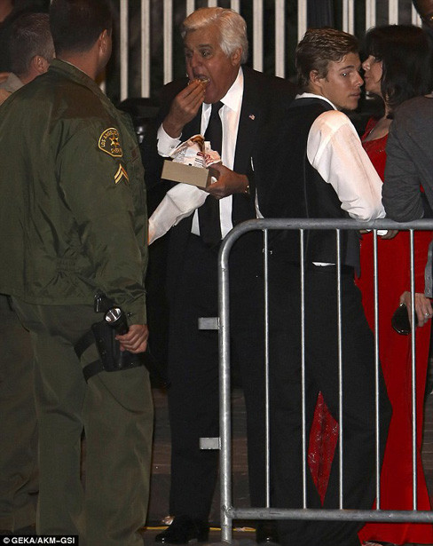 MC nổi tiếng Jay Leno cũng không kìm được cơn đói. MC nổi tiếng Jay Leno cũng không kìm được cơn đói