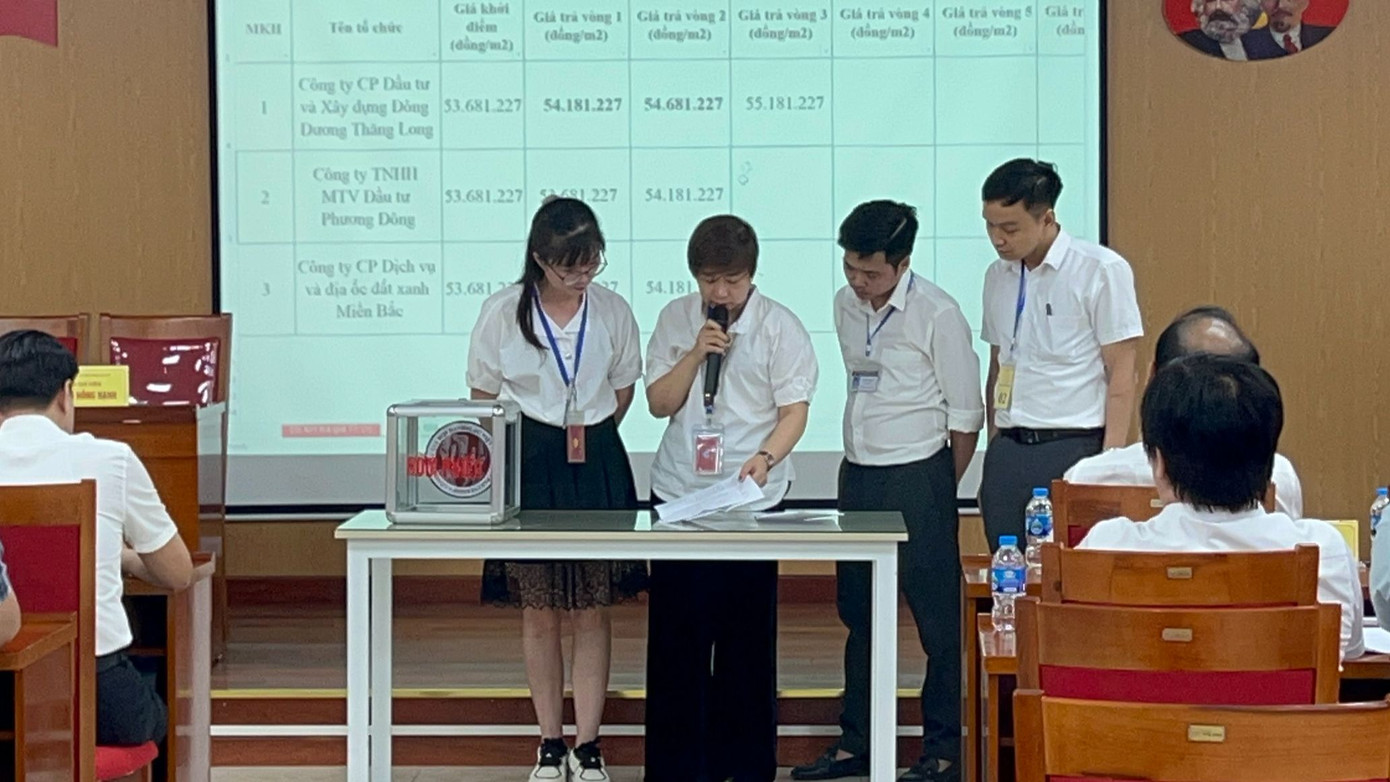 Công ty cổ phần đầu tư và xây dựng Đông Dương Thăng Long vừa trúng đấu giá khu đất dự án xây dựng nhà ở tại ô F1/ODK5, phường Vĩnh Hưng, quận Hoàng Mai (Hà Nội) với số tiền gần 61 tỷ đồng. Ảnh: TTQĐ. Công ty cổ phần đầu tư và xây dựng Đông Dương Thăng Long vừa trúng đấu giá khu đất dự án xây dựng nhà ở tại ô F1/ODK5, phường Vĩnh Hưng, quận Hoàng Mai (Hà Nội) với số tiền gần 61 tỷ đồng. Ảnh: TTQĐ.