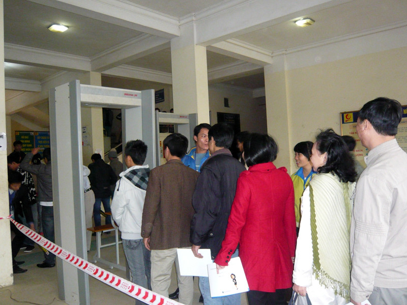 Biết là bị thu điện thoại, nhưng nhiều lao động vẫn cố tình mang theo điện thoại