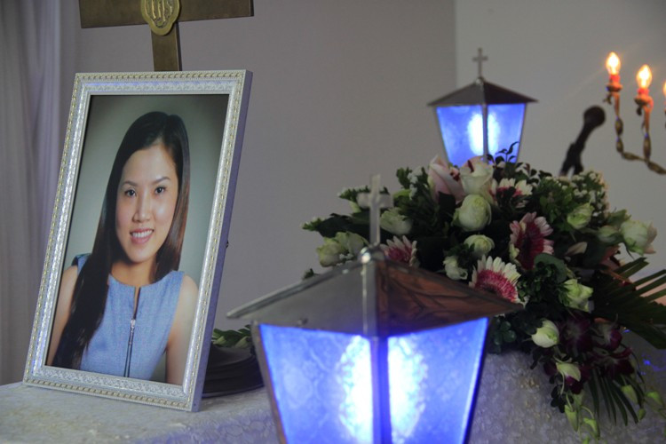 Nụ cười hiền tấm di ảnh Tiên trên cỗ quan khiến nước mắt lăn dài trên khuôn mặt người ở lại.