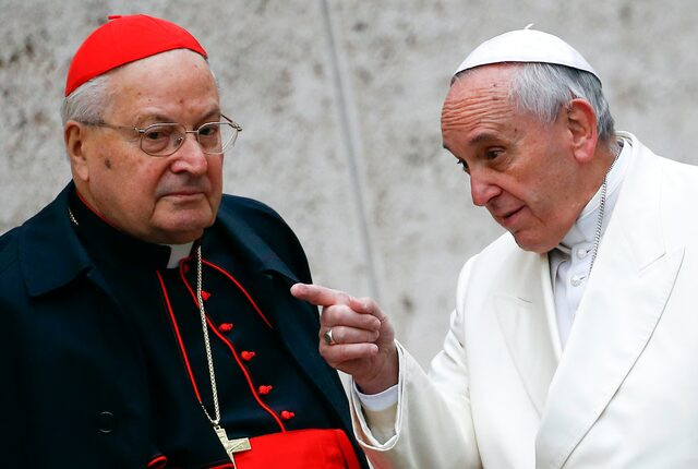 Giáo hoàng Francis trò chuyện với Hồng y Angelo Sodano (trái) khi họ đến tham dự một công nghị tại Vatican ngày 13/2/2015. Angelo Sodano là Hồng y Quốc vụ khanh từ năm 1991 tới năm 2006. Ảnh: Reuters. Giáo hoàng Francis trò chuyện với Hồng y Angelo Sodano (trái) khi họ đến tham dự một công nghị tại Vatican ngày 13/2/2015. Angelo Sodano là Hồng y Quốc vụ khanh từ năm 1991 tới năm 2006. Ảnh: Reuters.