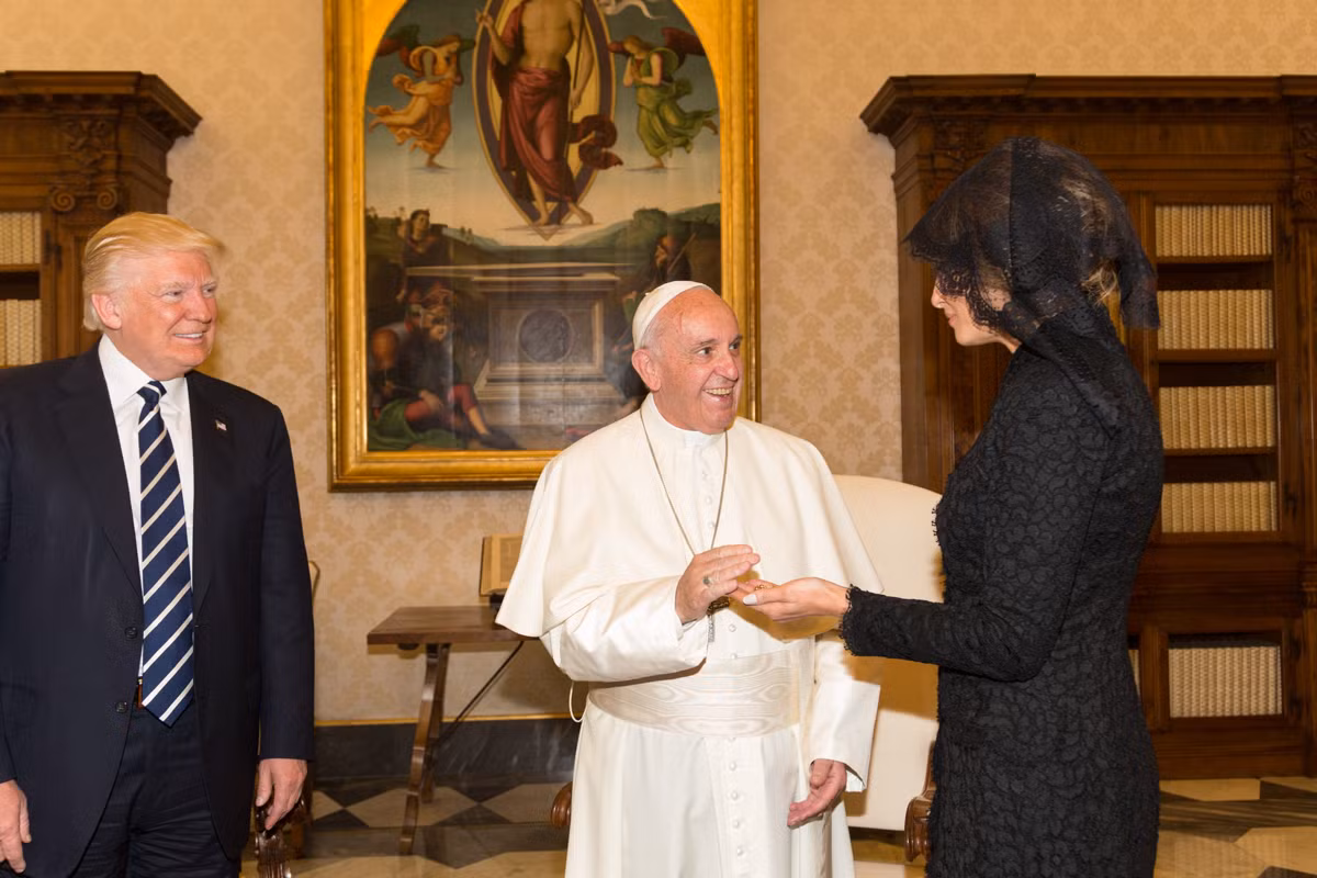 Giáo hoàng Francis với Tổng thống Mỹ Donald Trump và Đệ nhất phu nhân Melania năm 2017. Ảnh: White House. Giáo hoàng Francis với Tổng thống Mỹ Donald Trump và Đệ nhất phu nhân Melania năm 2017. Ảnh: White House.