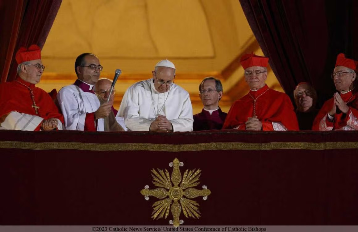 Hồng y Jorge Mario Bergoglio của Buenos Aires, Argentina được bầu làm Giáo hoàng (Giáo hoàng Francis) vào ngày thứ hai của Mật nghị Hồng y (ngày 13/3/2013), trở thành Giáo hoàng đầu tiên đến từ Nam bán cầu và là người đầu tiên không phải người châu Âu được bầu sau gần 1.300 năm. Ảnh: Usccb.org. Hồng y Jorge Mario Bergoglio của Buenos Aires, Argentina được bầu làm Giáo hoàng (Giáo hoàng Francis) vào ngày thứ hai của Mật nghị Hồng y (ngày 13/3/2013), trở thành Giáo hoàng đầu tiên đến từ Nam bán cầu và là người đầu tiên không phải người châu Âu được bầu sau gần 1.300 năm. Ảnh: Usccb.org.