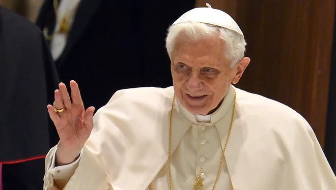 Giáo hoàng Benedict XVI từ nhiệm năm 2013. Đây là lần từ nhiệm đầu tiên của một Giáo hoàng sau gần 600 năm, dẫn đến Mật nghị Hồng y bầu chọn Giáo hoàng Francis. Ảnh: Getty Images. Giáo hoàng Benedict XVI từ nhiệm năm 2013. Đây là lần từ nhiệm đầu tiên của một Giáo hoàng sau gần 600 năm, dẫn đến Mật nghị Hồng y bầu chọn Giáo hoàng Francis. Ảnh: Getty Images.