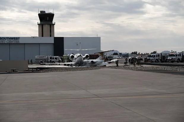 Một máy bay phản lực thương mại cỡ trung đã va chạm trên đường băng tại một sân bay tư nhân ở Scottsdale, Arizona, Mỹ vào ngày 10/2/2025, khiến 1 người chết, 3 người bị thương. Ảnh: CBS News. Một máy bay phản lực thương mại cỡ trung đã va chạm trên đường băng tại một sân bay tư nhân ở Scottsdale, Arizona, Mỹ vào ngày 10/2/2025, khiến 1 người chết, 3 người bị thương. Ảnh: CBS News.